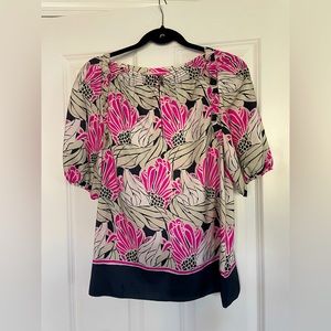 Beautiful silk Banana Republic blouse size Small. In excellent condition.